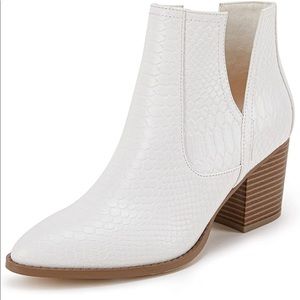 Snake skin white boot 🐍